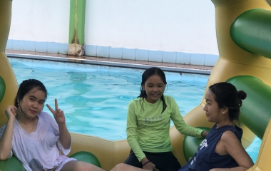 Chủ Nhật các thanh niên bơi tự do