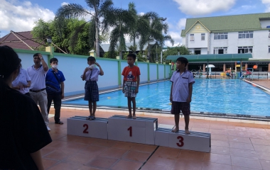 Các bé đoạt giải bơi lội tại TM