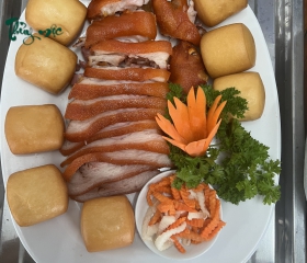 Giò heo muối đỏ + bánh bao