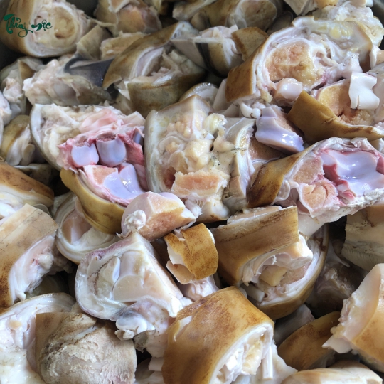 Nhà bếp đang sơ chế thực phẩm tươi 