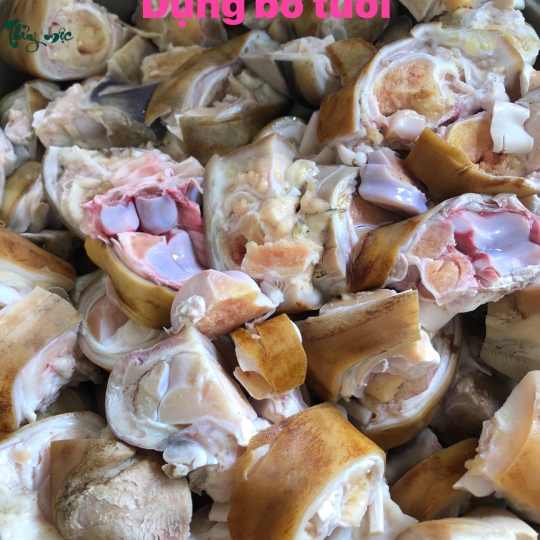 Nhà bếp đang sơ chế thực phẩm tươi 