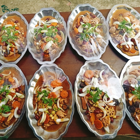 Gà tiềm tứ quý + bánh mì