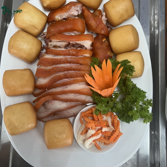 Giò heo muối đỏ + bánh bao